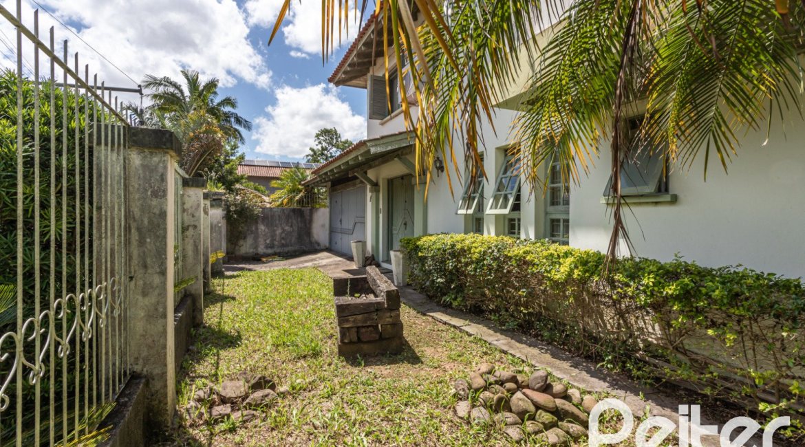 Casa à venda com 359m², 3 dormitórios, 1 suíte, 2 vagas, no bairro Ipanema em Porto Alegre