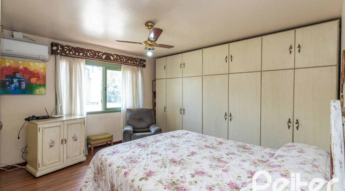 Casa à venda com 359m², 3 dormitórios, 1 suíte, 2 vagas, no bairro Ipanema em Porto Alegre