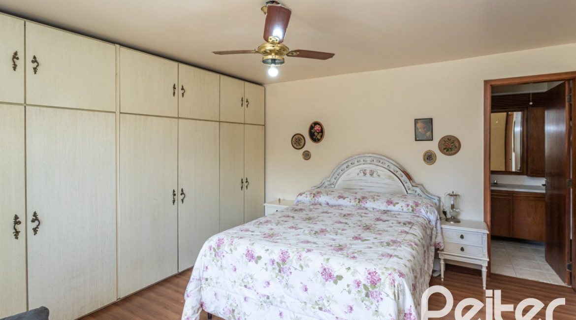 Casa à venda com 359m², 3 dormitórios, 1 suíte, 2 vagas, no bairro Ipanema em Porto Alegre