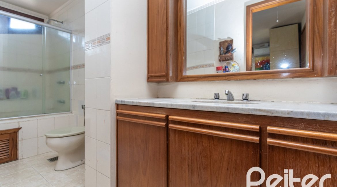 Casa à venda com 359m², 3 dormitórios, 1 suíte, 2 vagas, no bairro Ipanema em Porto Alegre