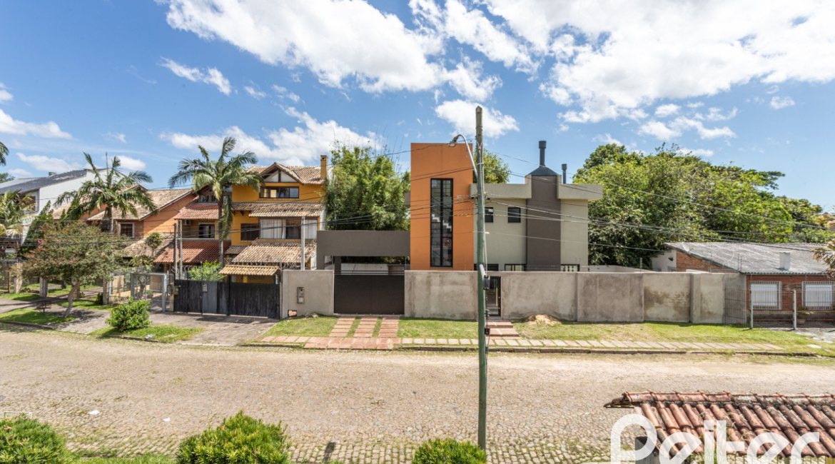 Casa à venda com 359m², 3 dormitórios, 1 suíte, 2 vagas, no bairro Ipanema em Porto Alegre