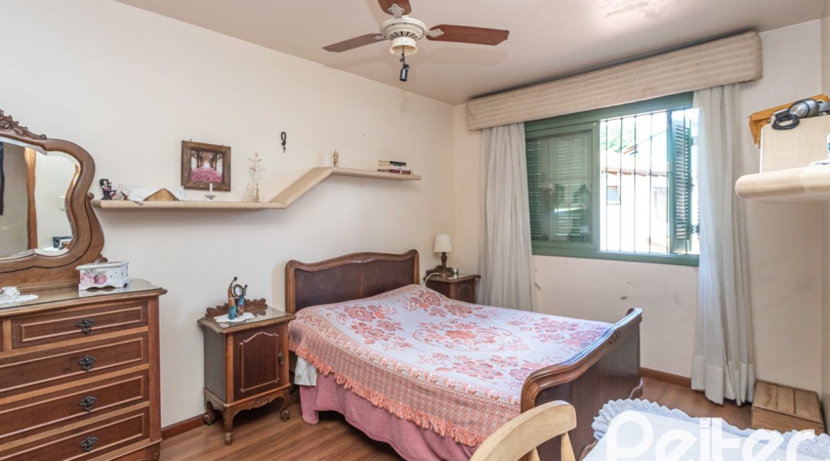 Casa à venda com 359m², 3 dormitórios, 1 suíte, 2 vagas, no bairro Ipanema em Porto Alegre