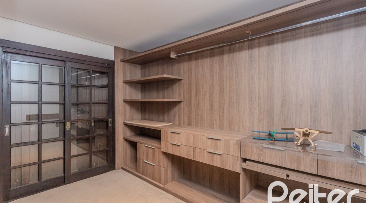 Casa em Condomínio à venda com 493m², 5 dormitórios, 5 suítes, 4 vagas, no bairro Terra Ville em Porto Alegre