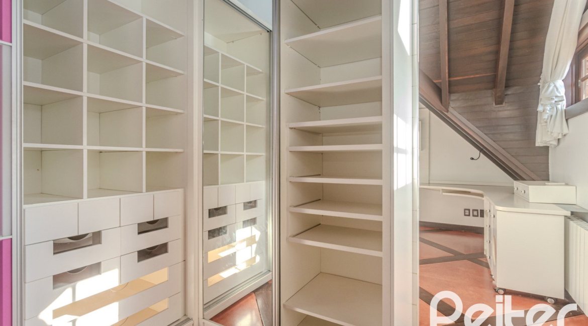 Casa em Condomínio à venda com 493m², 5 dormitórios, 5 suítes, 4 vagas, no bairro Terra Ville em Porto Alegre