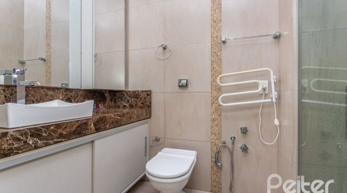 Apartamento à venda com 122m², 3 dormitórios, 1 suíte, 2 vagas, no bairro Ipanema em Porto Alegre