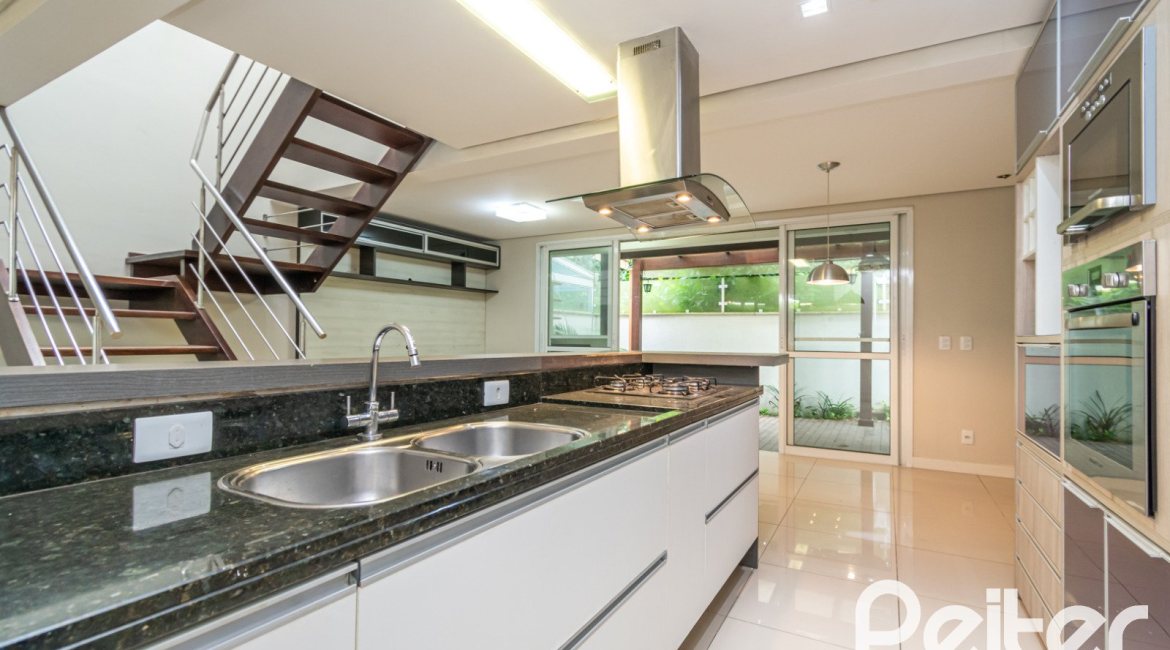 Casa em Condomínio à venda com 177m², 3 dormitórios, 1 suíte, 2 vagas, no bairro Ipanema em PORTO ALEGRE