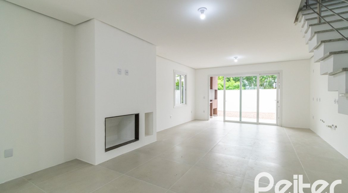 Casa à venda com 284m², 3 dormitórios, 1 suíte, 4 vagas, no bairro Tristeza em Porto Alegre