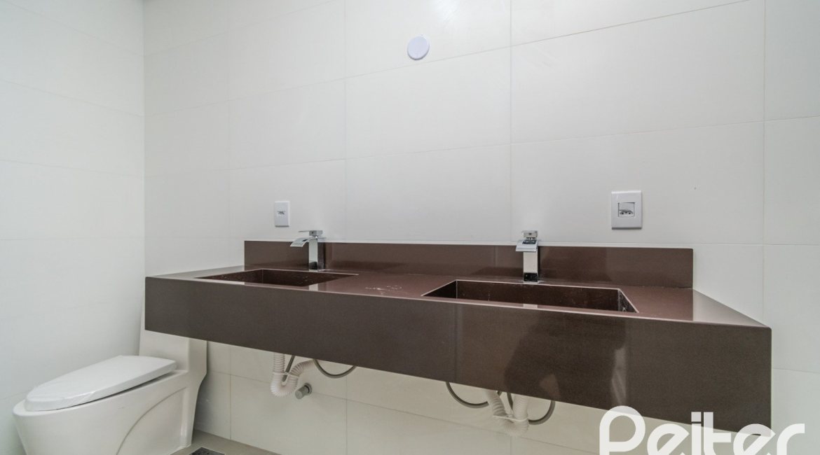 Casa à venda com 284m², 3 dormitórios, 1 suíte, 4 vagas, no bairro Tristeza em Porto Alegre