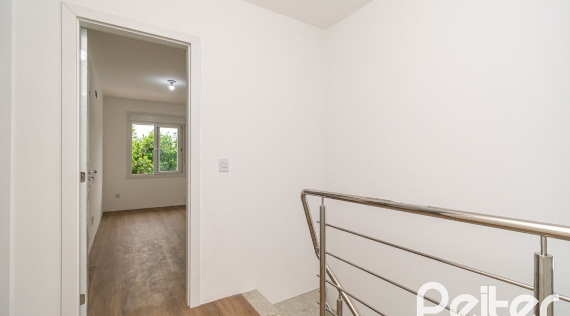 Casa à venda com 284m², 3 dormitórios, 1 suíte, 4 vagas, no bairro Tristeza em Porto Alegre