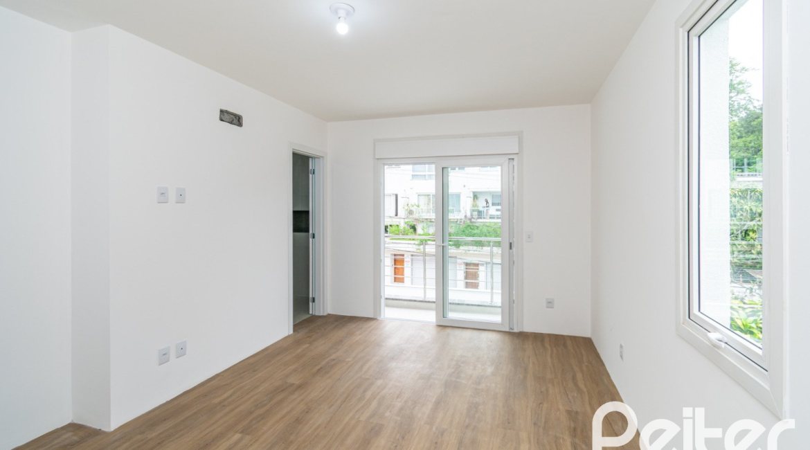 Casa à venda com 284m², 3 dormitórios, 1 suíte, 4 vagas, no bairro Tristeza em Porto Alegre