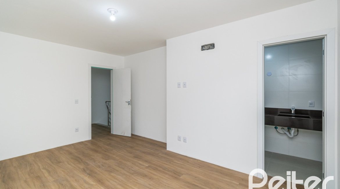 Casa à venda com 284m², 3 dormitórios, 1 suíte, 4 vagas, no bairro Tristeza em Porto Alegre