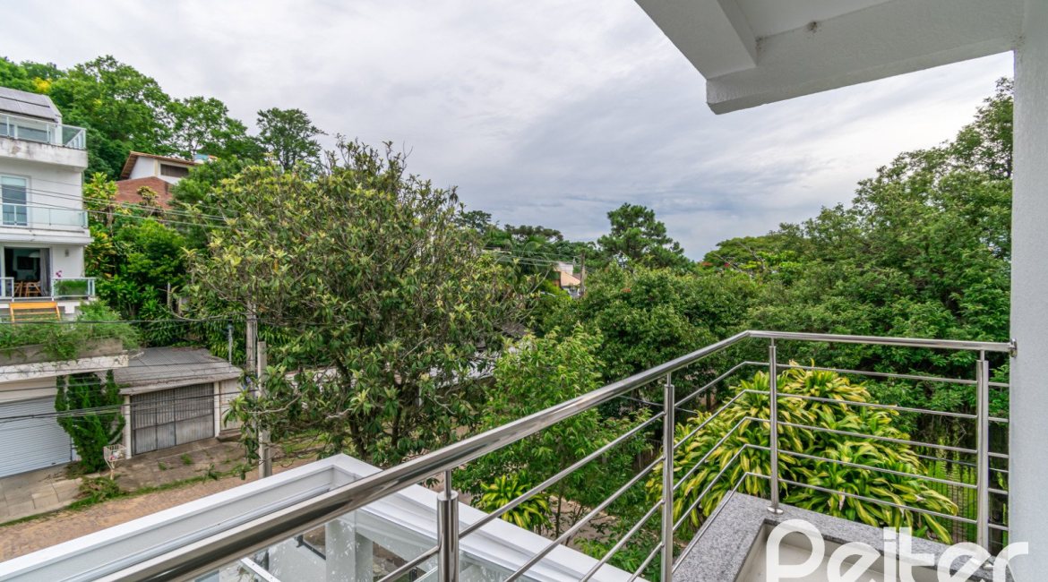 Casa à venda com 284m², 3 dormitórios, 1 suíte, 4 vagas, no bairro Tristeza em Porto Alegre