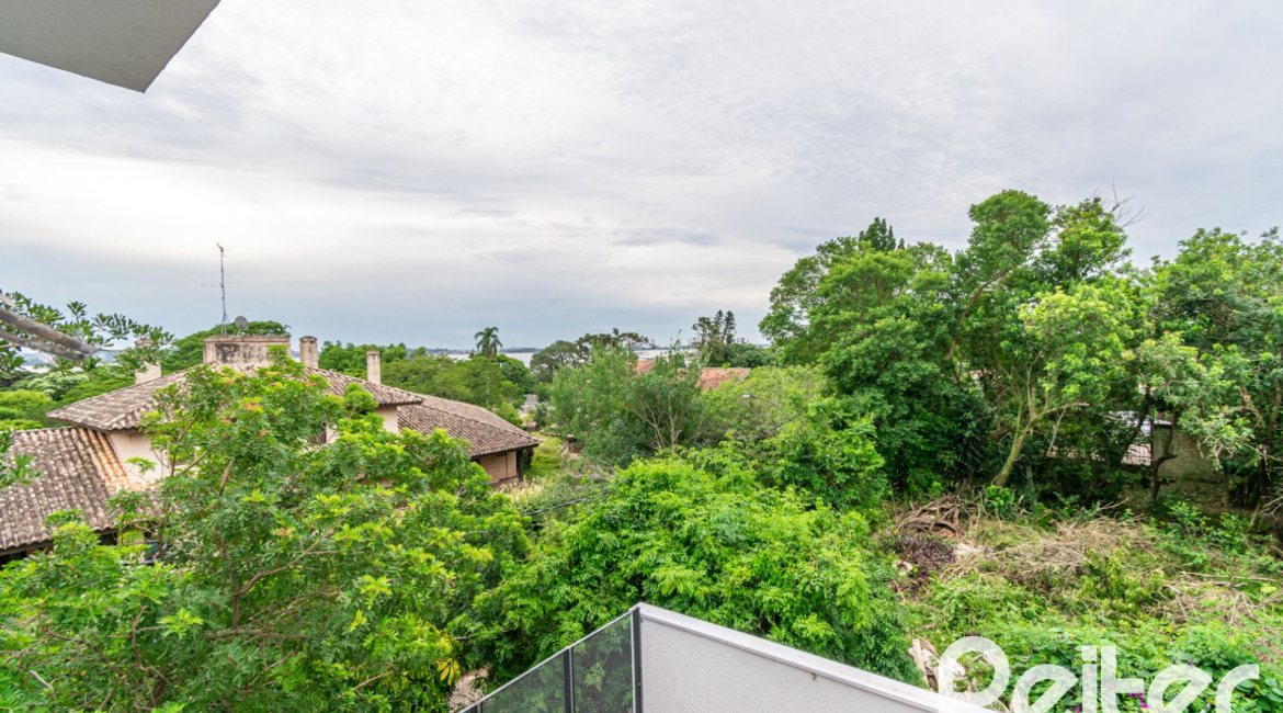 Casa à venda com 284m², 3 dormitórios, 1 suíte, 4 vagas, no bairro Tristeza em Porto Alegre