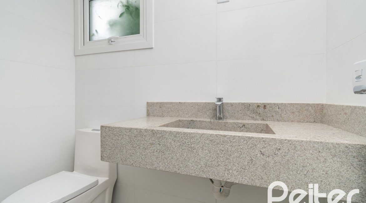 Casa à venda com 284m², 3 dormitórios, 1 suíte, 4 vagas, no bairro Tristeza em Porto Alegre