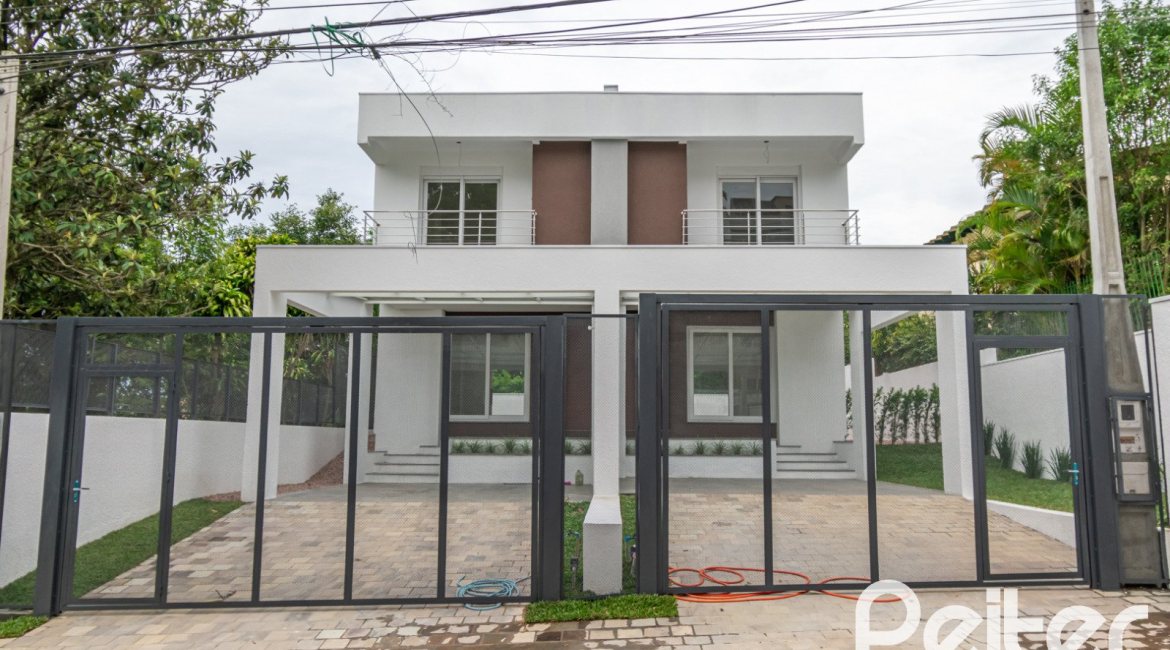 Casa à venda com 284m², 3 dormitórios, 1 suíte, 4 vagas, no bairro Tristeza em Porto Alegre