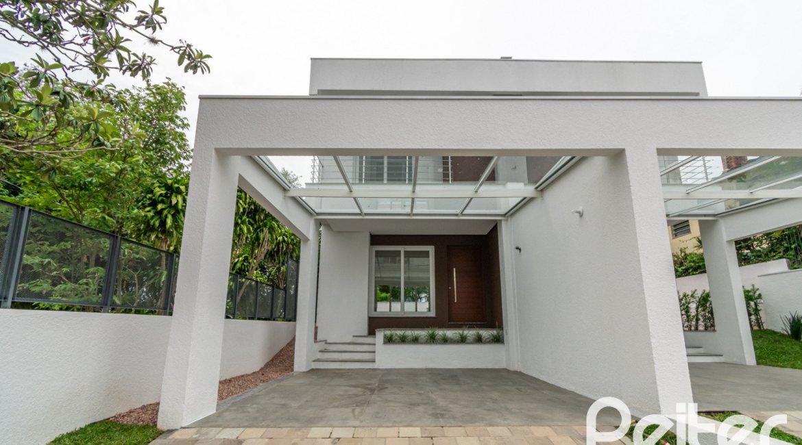 Casa à venda com 284m², 3 dormitórios, 1 suíte, 4 vagas, no bairro Tristeza em Porto Alegre