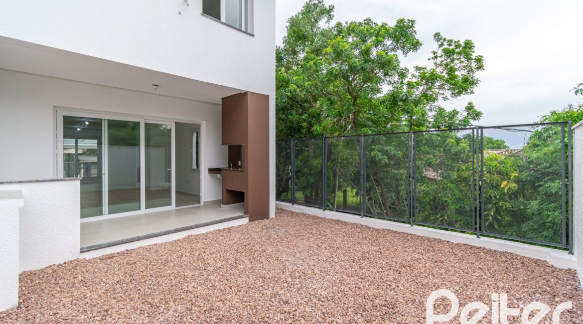 Casa à venda com 284m², 3 dormitórios, 1 suíte, 4 vagas, no bairro Tristeza em Porto Alegre