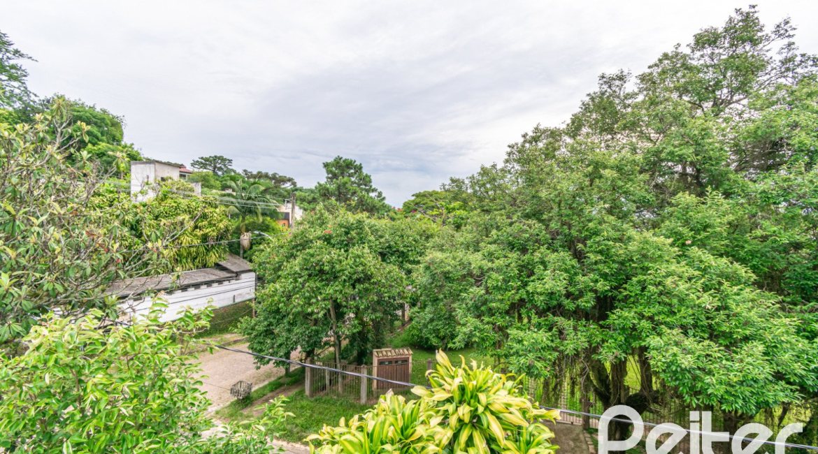 Casa à venda com 284m², 3 dormitórios, 1 suíte, 4 vagas, no bairro Tristeza em Porto Alegre