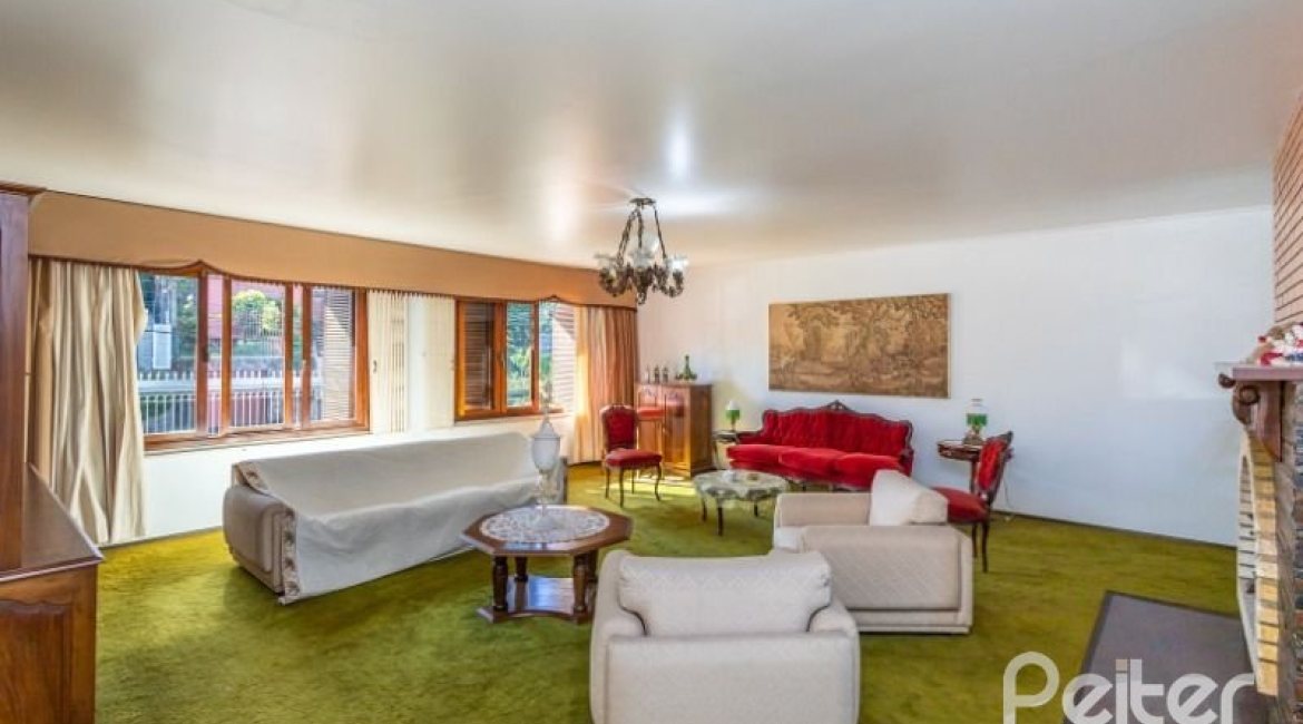 Casa à venda com 564m², 5 dormitórios, 2 suítes, 4 vagas, no bairro Vila Assunção em Porto Alegre