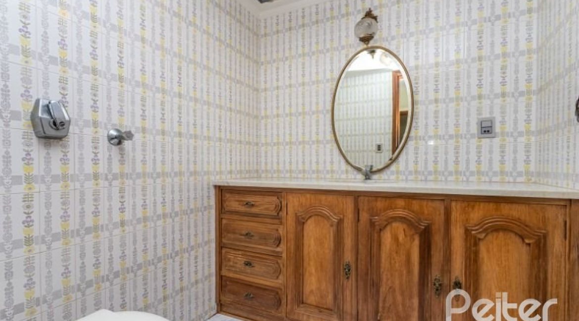 Casa à venda com 564m², 5 dormitórios, 2 suítes, 4 vagas, no bairro Vila Assunção em Porto Alegre