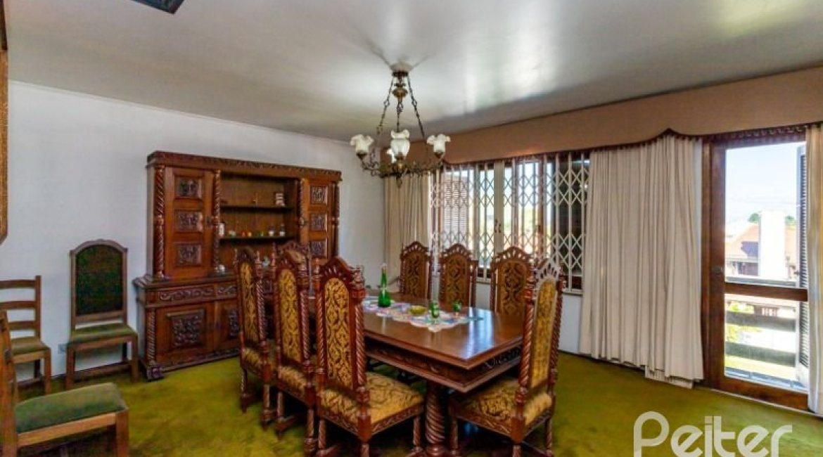 Casa à venda com 564m², 5 dormitórios, 2 suítes, 4 vagas, no bairro Vila Assunção em Porto Alegre