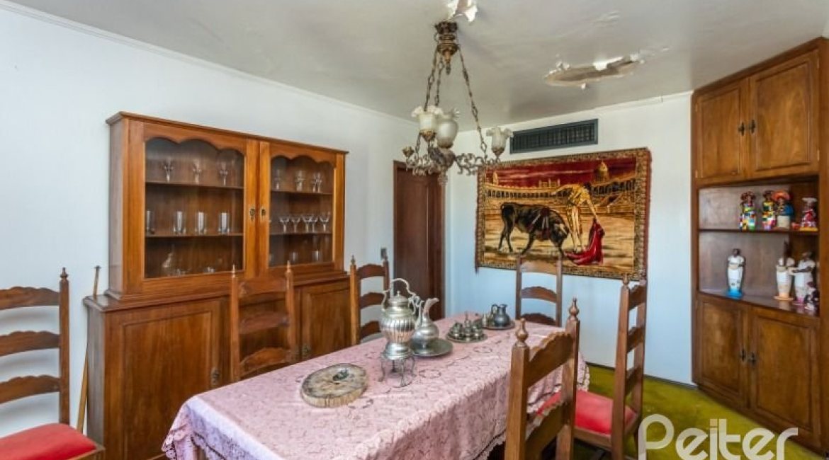 Casa à venda com 564m², 5 dormitórios, 2 suítes, 4 vagas, no bairro Vila Assunção em Porto Alegre