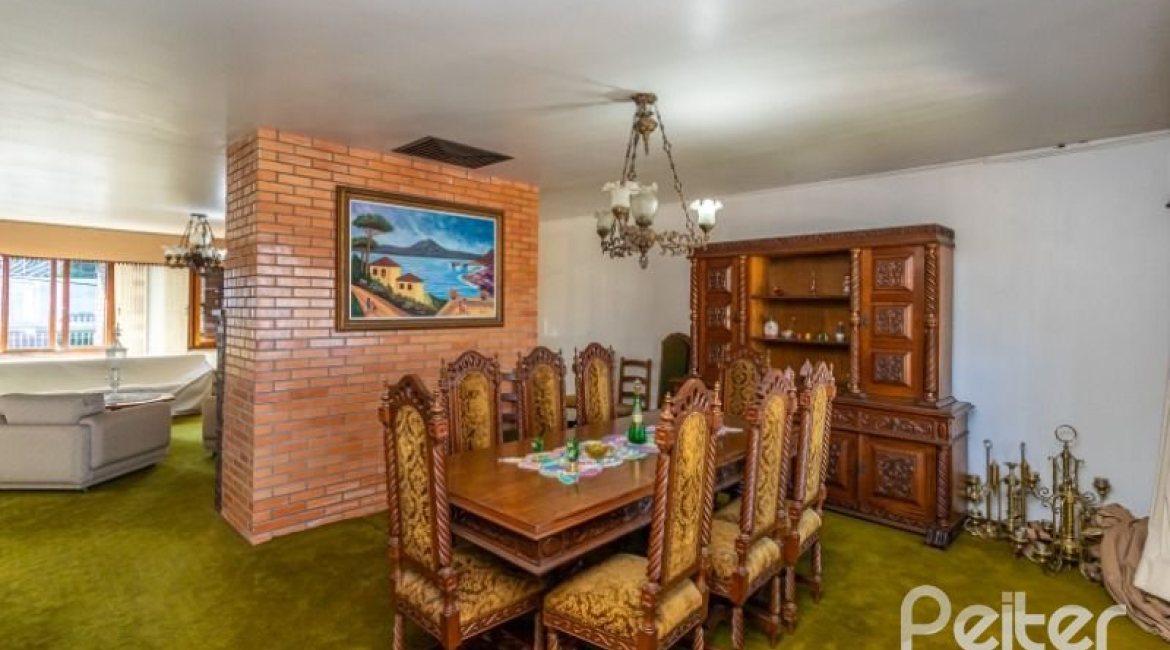 Casa à venda com 564m², 5 dormitórios, 2 suítes, 4 vagas, no bairro Vila Assunção em Porto Alegre