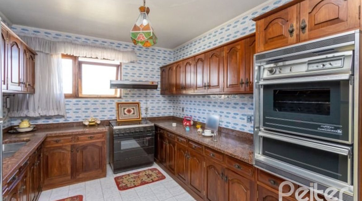 Casa à venda com 564m², 5 dormitórios, 2 suítes, 4 vagas, no bairro Vila Assunção em Porto Alegre