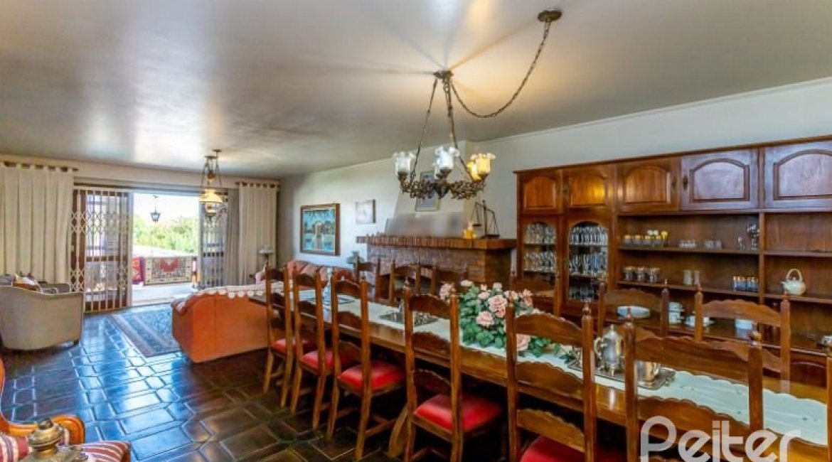 Casa à venda com 564m², 5 dormitórios, 2 suítes, 4 vagas, no bairro Vila Assunção em Porto Alegre