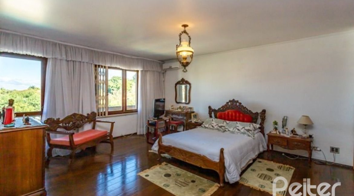 Casa à venda com 564m², 5 dormitórios, 2 suítes, 4 vagas, no bairro Vila Assunção em Porto Alegre
