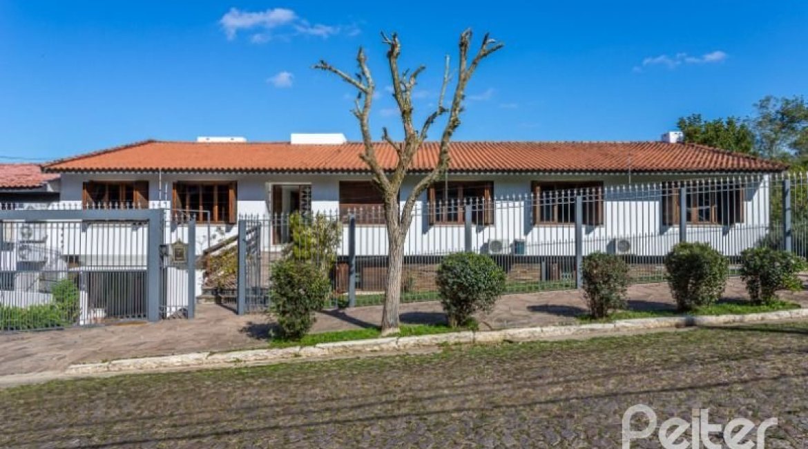 Casa à venda com 564m², 5 dormitórios, 2 suítes, 4 vagas, no bairro Vila Assunção em Porto Alegre