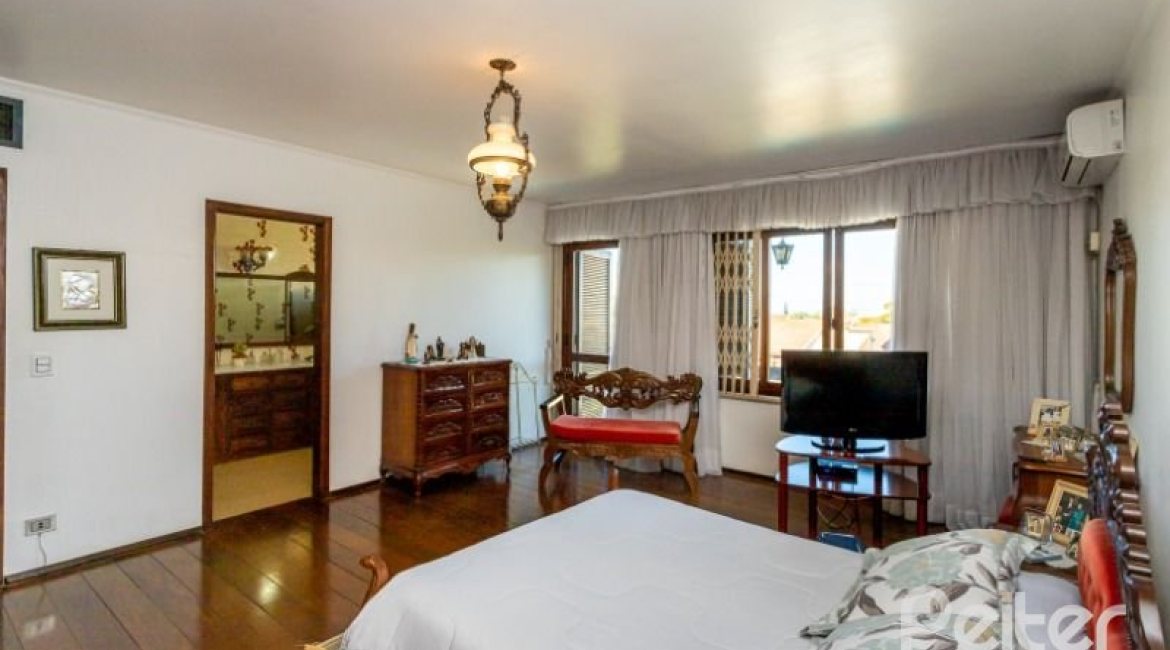Casa à venda com 564m², 5 dormitórios, 2 suítes, 4 vagas, no bairro Vila Assunção em Porto Alegre
