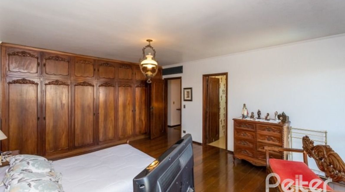 Casa à venda com 564m², 5 dormitórios, 2 suítes, 4 vagas, no bairro Vila Assunção em Porto Alegre