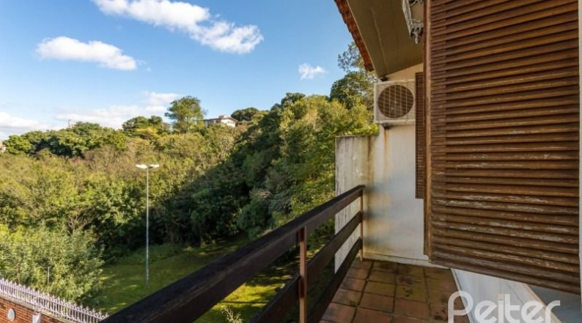 Casa à venda com 564m², 5 dormitórios, 2 suítes, 4 vagas, no bairro Vila Assunção em Porto Alegre