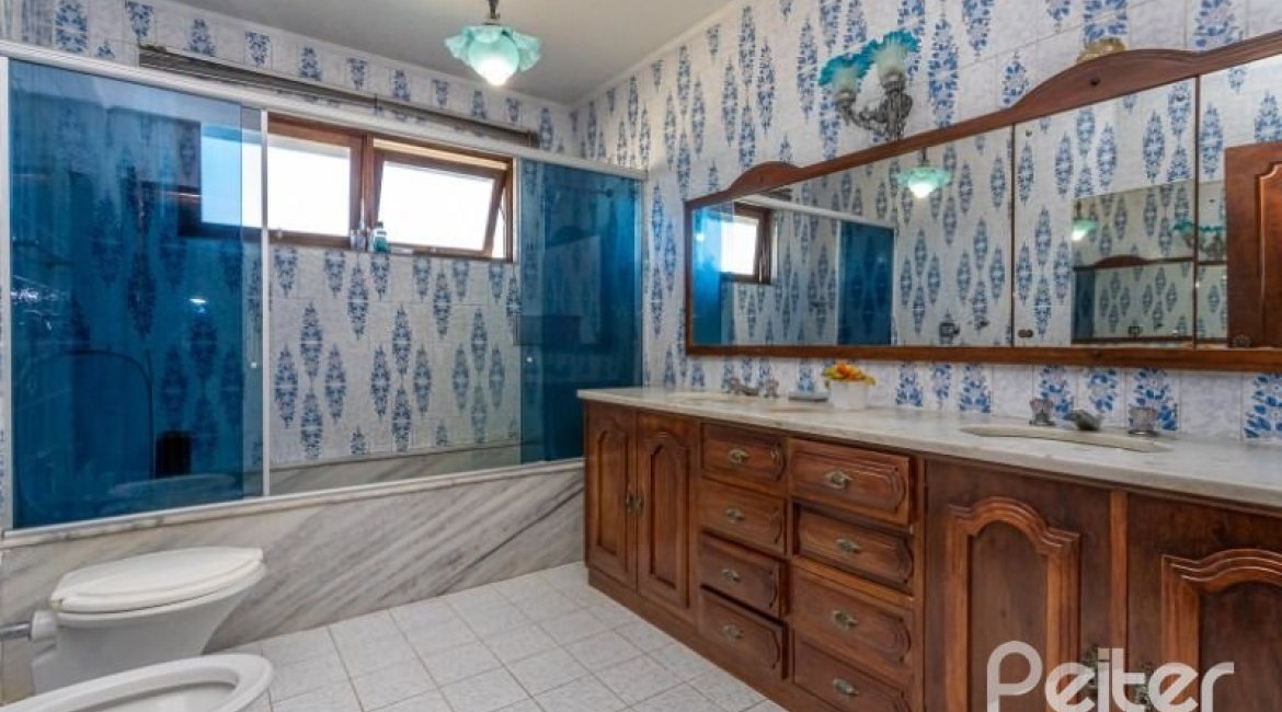 Casa à venda com 564m², 5 dormitórios, 2 suítes, 4 vagas, no bairro Vila Assunção em Porto Alegre