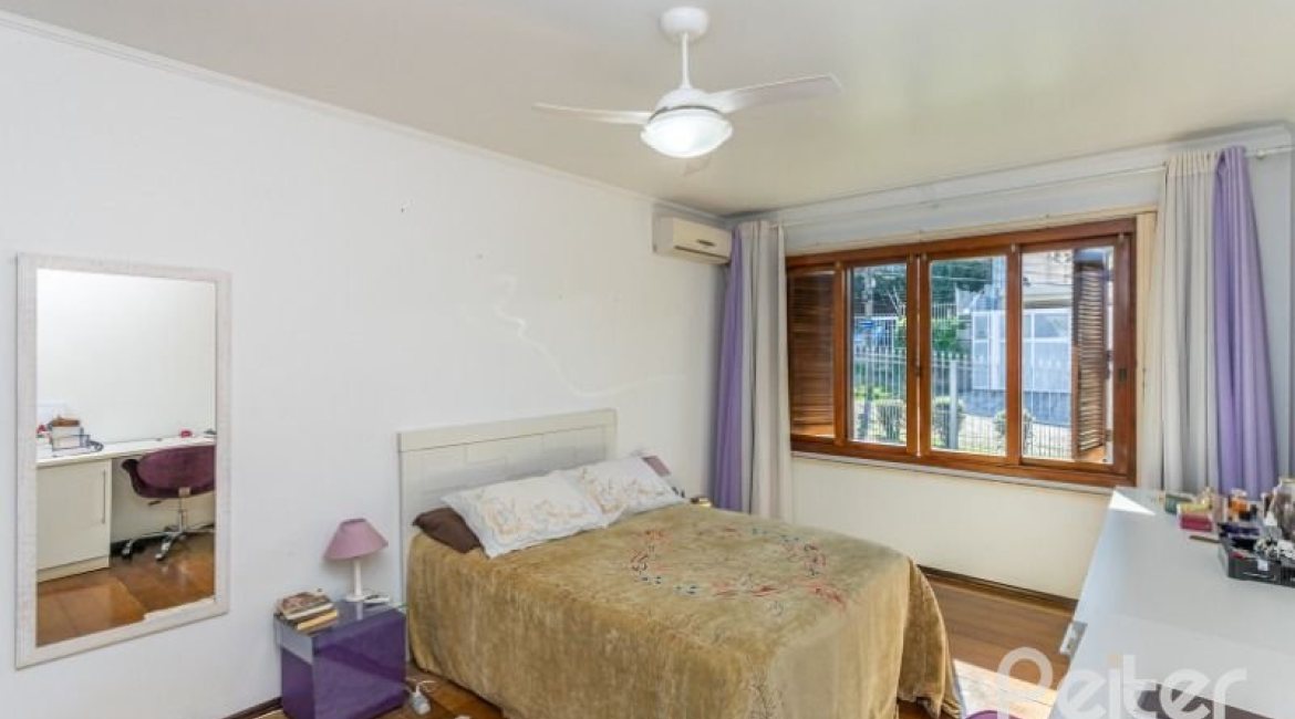 Casa à venda com 564m², 5 dormitórios, 2 suítes, 4 vagas, no bairro Vila Assunção em Porto Alegre