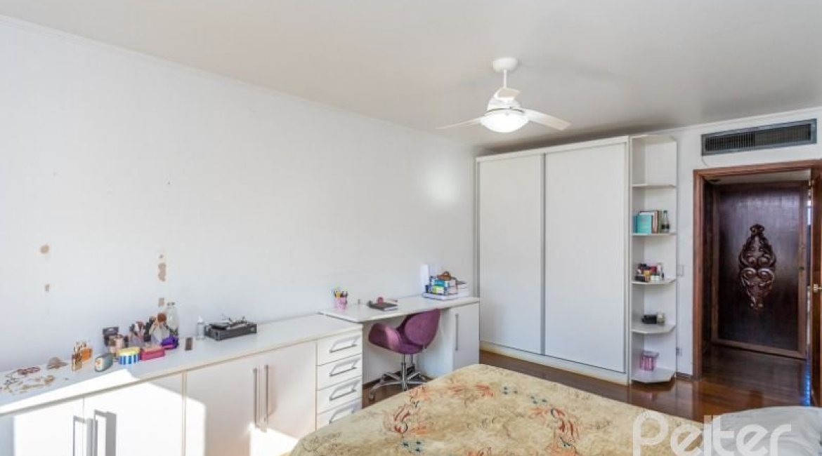 Casa à venda com 564m², 5 dormitórios, 2 suítes, 4 vagas, no bairro Vila Assunção em Porto Alegre