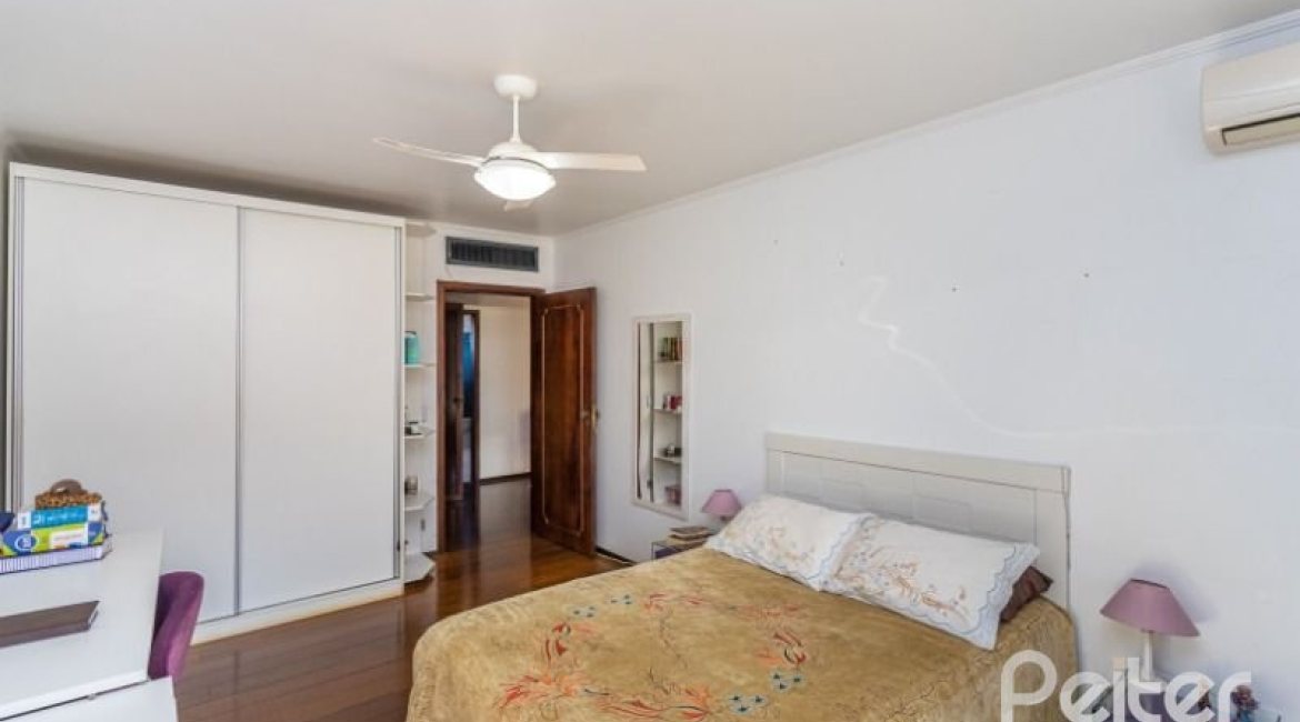 Casa à venda com 564m², 5 dormitórios, 2 suítes, 4 vagas, no bairro Vila Assunção em Porto Alegre