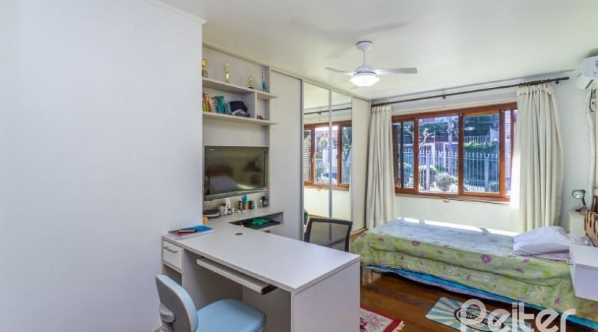 Casa à venda com 564m², 5 dormitórios, 2 suítes, 4 vagas, no bairro Vila Assunção em Porto Alegre