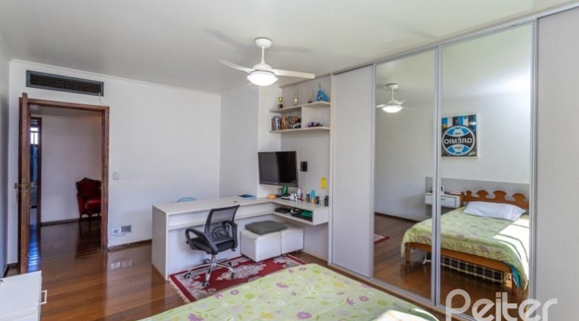 Casa à venda com 564m², 5 dormitórios, 2 suítes, 4 vagas, no bairro Vila Assunção em Porto Alegre