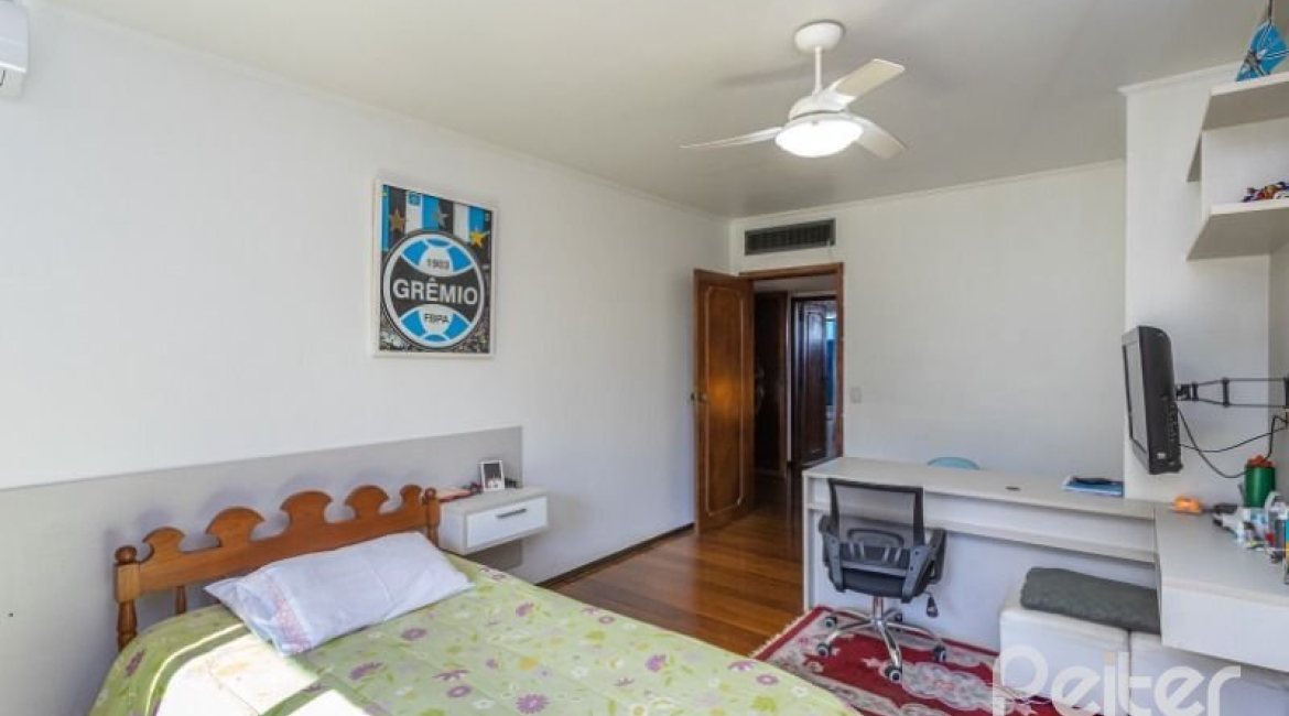 Casa à venda com 564m², 5 dormitórios, 2 suítes, 4 vagas, no bairro Vila Assunção em Porto Alegre