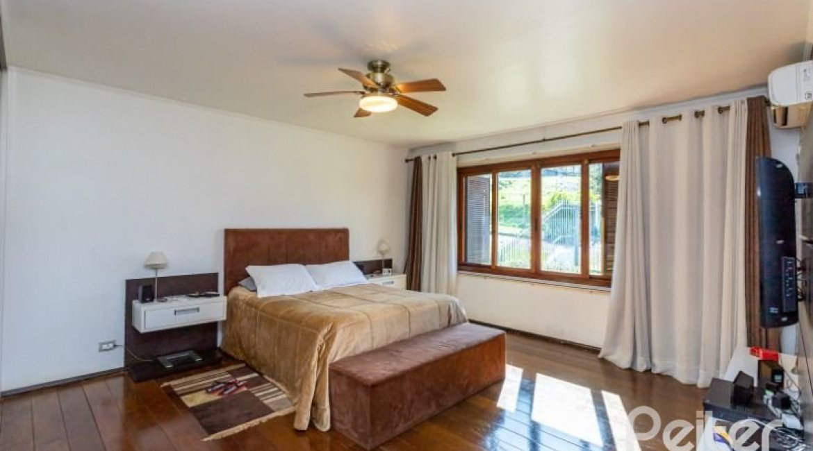 Casa à venda com 564m², 5 dormitórios, 2 suítes, 4 vagas, no bairro Vila Assunção em Porto Alegre