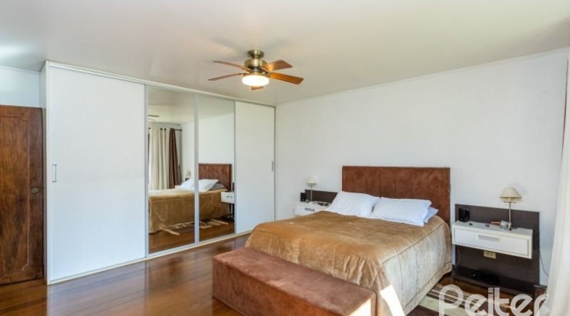 Casa à venda com 564m², 5 dormitórios, 2 suítes, 4 vagas, no bairro Vila Assunção em Porto Alegre