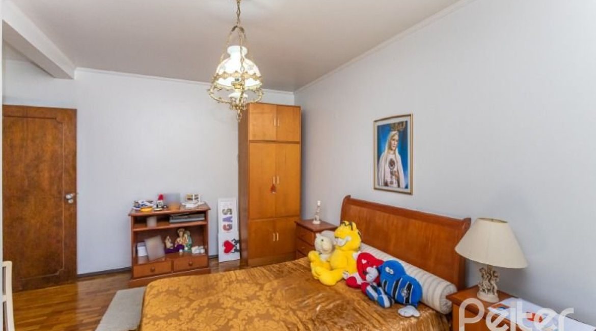 Casa à venda com 564m², 5 dormitórios, 2 suítes, 4 vagas, no bairro Vila Assunção em Porto Alegre