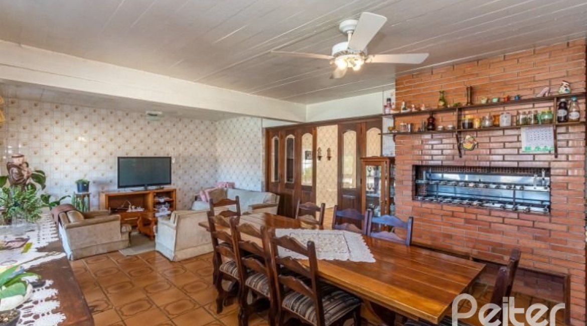 Casa à venda com 564m², 5 dormitórios, 2 suítes, 4 vagas, no bairro Vila Assunção em Porto Alegre