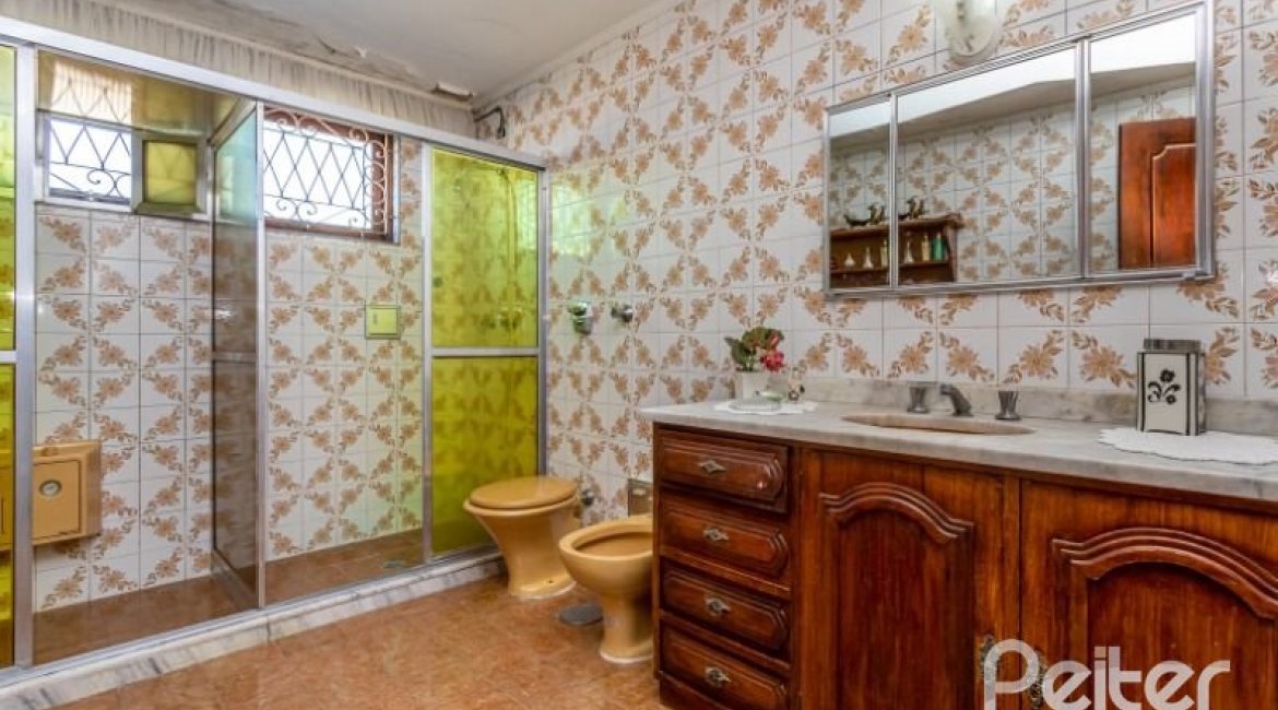 Casa à venda com 564m², 5 dormitórios, 2 suítes, 4 vagas, no bairro Vila Assunção em Porto Alegre