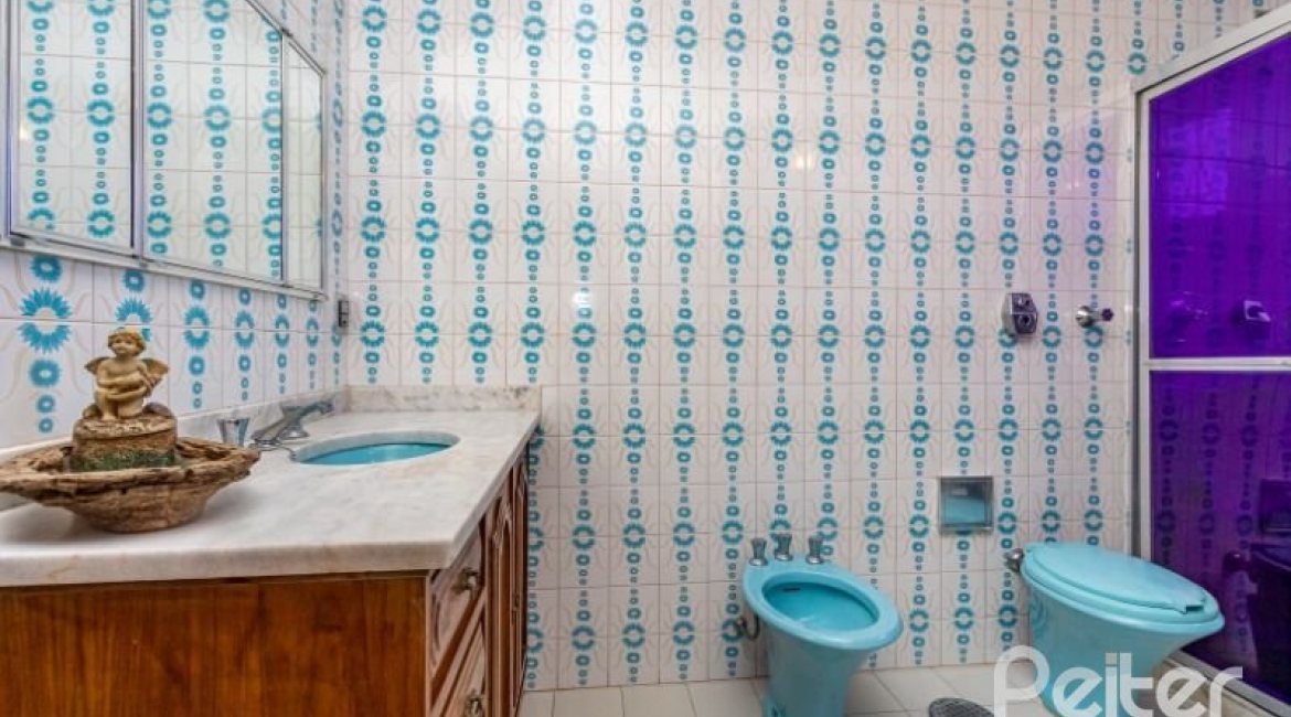 Casa à venda com 564m², 5 dormitórios, 2 suítes, 4 vagas, no bairro Vila Assunção em Porto Alegre