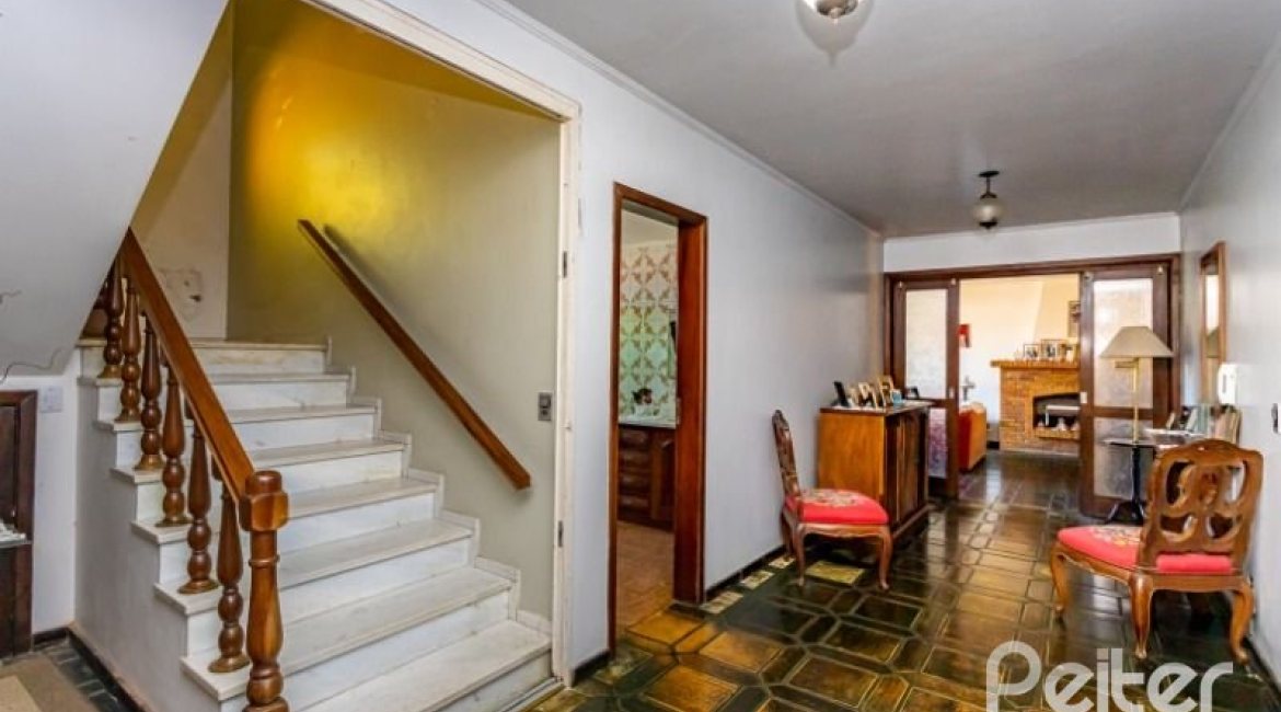 Casa à venda com 564m², 5 dormitórios, 2 suítes, 4 vagas, no bairro Vila Assunção em Porto Alegre