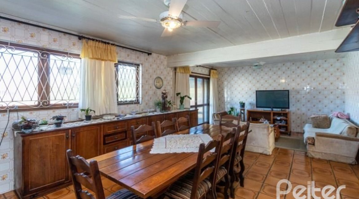 Casa à venda com 564m², 5 dormitórios, 2 suítes, 4 vagas, no bairro Vila Assunção em Porto Alegre