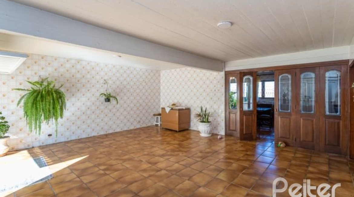 Casa à venda com 564m², 5 dormitórios, 2 suítes, 4 vagas, no bairro Vila Assunção em Porto Alegre